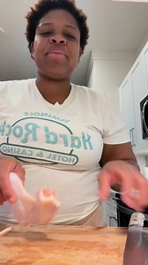 PEACH McINTYRE 🍑 SHOWS HOW TO CUT WHOLE CHICKEN WINGS 🍗 WITH A REGULAR KITCHEN KNIFE 🔪 TAMPA, FL STYLE 🤩😁🤩 | Peach McIntyre