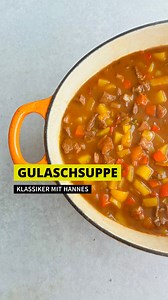 Eine Gulaschsuppe, die nicht fragt, ob du Hunger hast. Sie entscheidet das einfach für dich. 🍲😄 🗒️ Die Zutaten: 400 g Rindfleisch 350 g Schweinefleisch 350 g Kartoffeln 1 Paprika, rot 1 Paprika, gelb 1 Zwiebel, rot 2 Knoblauchzehen 1 Peperoni, rot 1 TL Kümmel, gemahlen 1 TL Paprika, edelsüß 1 TL Paprika, Rosenscharf 1 EL Tomatenmark ½ Zitrone 1 EL Mehl 200 ml Rotwein 2 Liter Brühe #gulaschsuppe #wearefood #foodboom | FOODBOOM