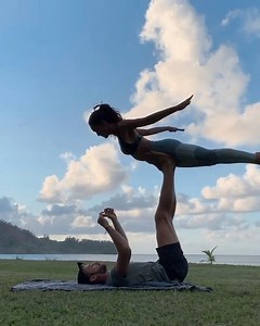 3.8K reactions · 1.1K shares | ¡El acro yoga en pareja es la nueva tendencia que está enamorando al mundo entero! ¿Lo intentarías?  Te contamos cuáles son sus beneficios  https://bit.ly/2nZc2zB | Estilo DF | Facebook