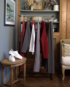 Vous aussi, vous aimez cette touche de rouge qui transforme une tenue d’hiver ? 🥰 La maille rouge, c’est le petit secret pour apporter chaleur, énergie et éclat… même les jours les plus gris. Que pensez-vous de notre sélection ? 💕 | helline