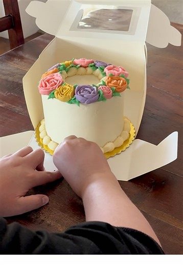 Check out how I made this smash cake for a really cool customer’s baby. He wanted a cookies and cream cake with vanilla buttercream and flowers🎂