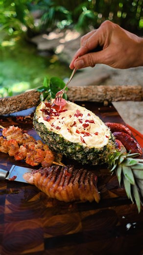 Esse molho de abacaxi com bacon turbina o churrasco🚀🔥 Ingredientes do molho👇: 1 abacaxi 1 colher de açúcar 1 creme de leite 3 colheres de requeijão cremoso 3 colheres de maionese 1 limão espremido Carnes: 600 g de Linguiça de pernil 400 g de Camarão descascado 250g de Bacon fatiado Preparo: Corte com uma faca um pedaço da lateral do abacaxi retirando uma tampa como no vídeo. Retire a polpa formando uma espécie de bacia com o abacaxi. Pique a pola do abacaxi em cubos pequenos e leve para frigi