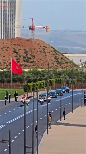 لحظة وصول الأميرة لالة خديجة مرفوقة بلالة مريم و لالة حسناء وضيفتهن برجيت ماكرون لافتتاح مسرح الكبير