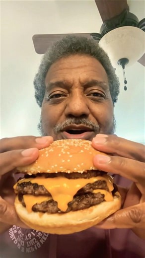 Juicy Cheeseburger🍔😋 ASMR Eating Video👴🏽 #cheeseburger #eatingsounds #asmreating
