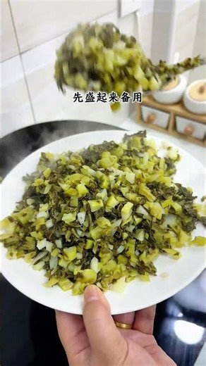 前几天做的自制酸菜深受大家的喜欢，粉丝叫我出完整的教程，今天安排上了哈肉沫酸菜嘎嘎下饭！#下饭菜#肉沫酸菜 #家常菜#自制酸菜 #江西辣