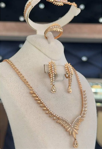 Wedding bridal gold necklace styling ideas