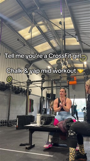 Love a little chalk & yap 😂 Good use of my much needed rest before the ring muscle ups… #crossfitgirl #crossfitopen #crossfit #crossfituk #crossfitmeme