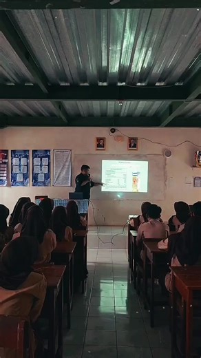 ✨ Dokumentasi Sosialisasi Gizi pada Remaja ✨ Sebagai upaya meningkatkan kesadaran remaja akan pentingnya gizi seimbang, telah dilaksanakan kegiatan sosialisasi gizi yang bertujuan membangun pola hidup sehat sejak dini. 🍎🥦 Melalui edukasi ini, diharapkan para remaja mampu memahami peran gizi dalam mendukung pertumbuhan, konsentrasi belajar, serta kualitas hidup yang lebih baik di masa depan. Terima kasih kepada seluruh pihak yang telah berpartisipasi dan mendukung terselenggaranya kegiatan ini.