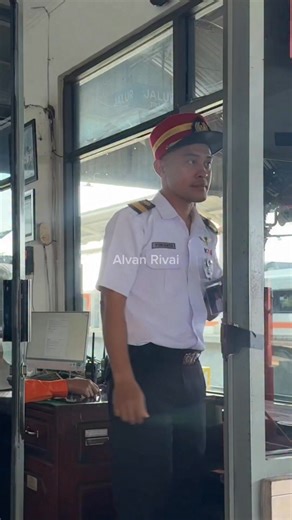 Alvan Rivai | Petugas pengatur perjalanan kereta api memberikan semboyan 40 yang menandakan jalur sudah aman dan kereta api siap berangkat #keretaapi... | Instagram