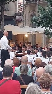 En las noches de verano de Vigo también hay sitio para las bandas populares. Mira la Escola Musical Ateneo de Bembrive interpretando una pieza de “Sonrisas y lágrimas”. Se está de cine en la plaza de la Princesa. | La Voz de Galicia. Edición Vigo