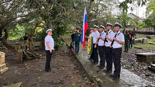 Sambangi Pulau Weh, Awak Armada Pasifik Beri Penghormatan Militer di Makam Pelaut Rusia
