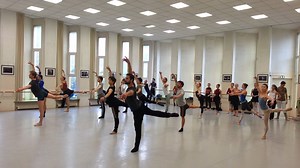 Découvrez le métier de danseur ! A Mulhouse et Strasbourg, l'Opéra du Rhin ouvre régulièrement ses portes au public. Vous pouvez assister à l'entraînement des danseurs du ballet. https://www.francebleu.fr/infos/culture-loisirs/video-repetition-en-public-pour-le-ballet-de-l-opera-du-rhin-a-mulhouse-1505404570 | ici Alsace