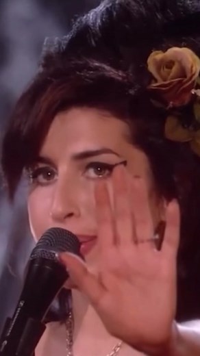 Amy Winehouse Grammy Performance of 'Rehab' 2008