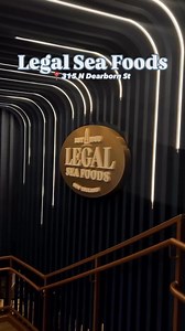 Chicago, this is your reminder that the city’s best river views pair perfectly with oysters and a Legal lobster roll in hand. | Legal Sea Foods