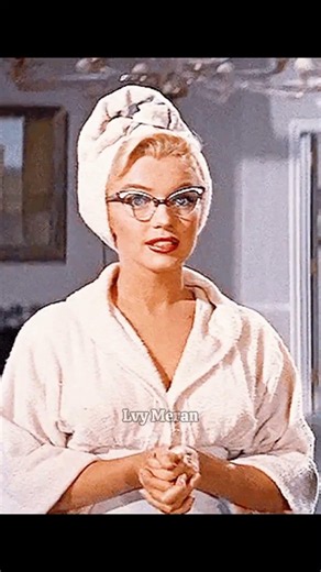 Marilyn Monroe created one of the funniest moments in classic Hollywood history.#vintage #fashion