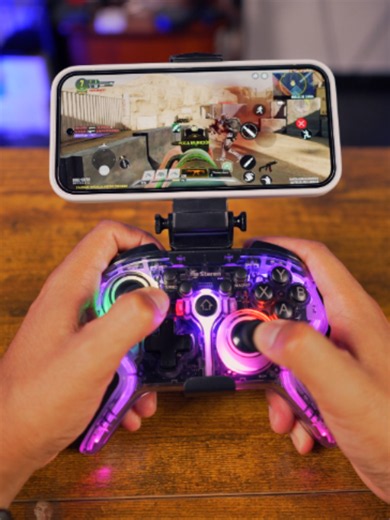 ¡Juega sin límites y en cualquier plataforma! 🎮🔥 Un control diseñado para ofrecer comodidad, compatibilidad y máxima inmersión. 🎮 Compatible con Android, iOS, Nintendo Switch, PS4, PC y Smart TV · un solo control para todos tus juegos 📡 Conexión Bluetooth estable de hasta 10 metros · respuesta rápida y sin interrupciones 🌈 Luces LED RGB y vibración integrada · una experiencia gamer más inmersiva y personalizada 🔋 Batería recargable de hasta 10 horas y soporte para celular · juega cómodamen