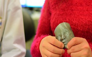 Blind Argentinian couple get acquainted with their baby through 3D model