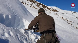 177K views · 1.3K reactions | Ob Abseilen oder Bergrettung - nur mit einer soliden Verankerung ist man sicher. Hier zeigt euch ein Heeresbergführer vom Jägerbataillon 25, wie man mit Schi einen T-Anker macht und einen Kameraden sicher ablässt. Was glaubt ihr wie viele Soldaten es braucht, um diese Verankerung aus dem Schnee zu ziehen? #JgB25 #Bundesheer | Bundesheer | Facebook