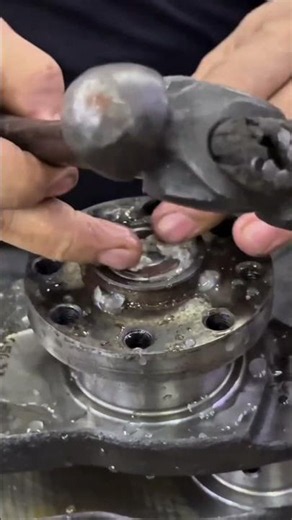 Non-destructive removal of flywheel guide bearing#MechanicLife#CarMechanic.#AutoRepair#Engineering