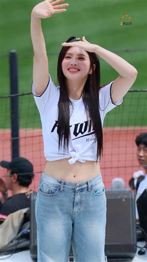 5층 응원단석 보고 활짝 인사하는 김정원 치어리더