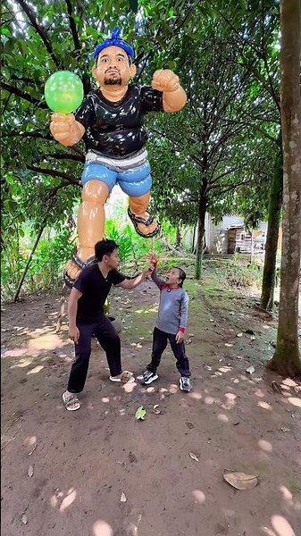 Kasih si nyai balon terbesar
