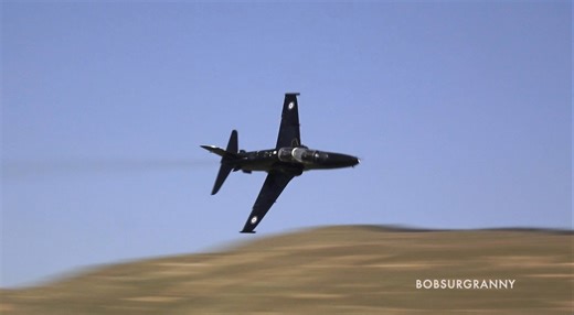 Hawk T2 Jets Tear Through the Mach Loop at Low Altitude