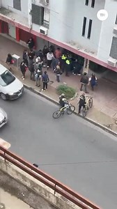 8.2K views · 138 reactions | Batalla campal entre estudiantes secundarios en pleno centro de San Miguel de Tucumán Alumnos de la Escuela Técnica y del Instituto privado Tucumán se tomaron a golpes de puño. El personal policial intervino para frenar la pelea, pero también fue agredido. | Tucumán Noticias | Facebook