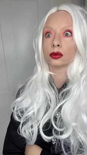 Za który z tych tekstów Ty dostał(a)byś dziś zaproszenie na „krótką rozmowę z HR”? Zapisz ten film, żeby pamiętać, co lepiej przemilczeć na daily stand-upie ☕️ Niektórym wystarczy jeden tekst, żeby trafić do HR. To antyporadnik komunikacji biurowej — czyli 5 tekstów, po których można wylądować na dywaniku HR. Niektóre rzeczy lepiej zachować dla siebie #julkazhr #praca #pracawkorpo #polska #smieszne | KorpoKaro