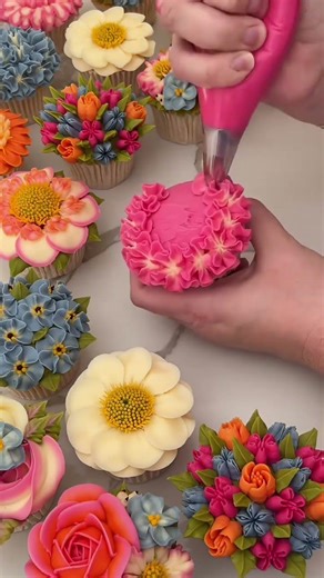 Unbelievable Cupcake Creations! 🎂 DIY Piping & Cream Frosting Tips CupcakeMagic DIYBaking
