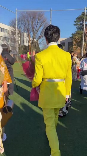 成人式㊗️ 大好きな3人が花束持って来てくれた🥹 私が誕生日であげたベルト付けてきてくれたの嬉しい😭 前日に髪の毛バッサリ切ったから驚いてた笑 髪型も振袖もほめてくれてた！大 好きな友達も振袖に合わせてお花選んでくれて天才すぎる 幸せな成人式だった💞 #成人式 #成人 #ハタチ #03 #振袖 #ボブ #fyp #おすすめ #花束#サプライズ #CapCut #CapCut