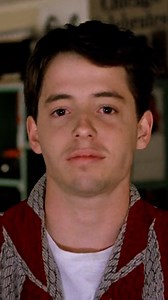 Ferris Bueller's Day Off, o en Español “Todo en un día” es una película de 1986 protagonizada por Matthew Broderick y dirigida por John Hughes y que nos cuenta cómo un joven de 17 decide tomarse unas vacaciones anticipadas aprovechando que sus padres no están en casa. Durante un día se dedicará a hacer todo aquello que no puede normalmente, y disfrutar de lo lindo. Esta película es un clásico de las comedias juveniles de los años 80, que como podéis ver en la escena que os dejo aquí de el final 