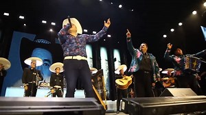 Gracias a Los Huracanes Del Norte por darme el honor de estar en el mismo escenario y poder cantar estas canciones clásicas y éxitos de mi abuelito 🙏🙏Cornelio Reyna!🙏🙏 💔💔Me Caíste Del Cielo😭😭 😭😭Me Caí De La Nube💔💔 Somos! La Sierra Records | Cornelio Reyna Tercero