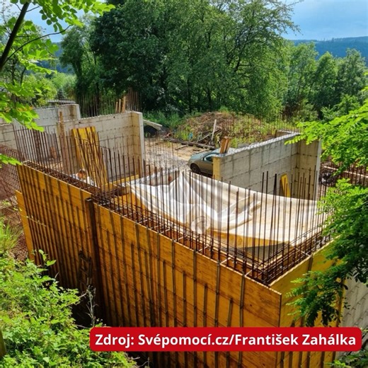 Svépomocí on Instagram: "🏗️ Jak vypadal rok 2025 na Františkově stavbě? Stavebník František Zahálka se rozhodl postavit monolitický dům svépomocí a zasadit ho přímo do svahu. 🔨 Stavět svépomocí pro něj znamená učit se za pochodu! Má za sebou rok plný bagrování, betonování, stavby monolitických stěn a stropů. 💡Jak popisuje první dojmy z pozemku? Osvědčila se mu spolupráce s architektem? Proč se rozhodl nedat na rady a postavit si hrubou stavbu svépomocí, i když dům stojí na víceúrovňové desc