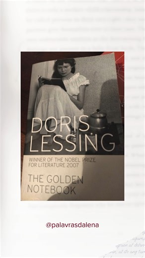 Bom dia a todos. Hoje, a minha sugestão de leitura vai para o livro The Golden Notebook, da autora Doris Lessing. Doris Lessing foi uma das vozes mais poderosas e independentes da literatura do século XX. Nascida na Pérsia, atual Irão, e criada no então território da Rodésia do Sul, a sua obra é profundamente marcada pelo contacto com realidades coloniais, pela observação crítica das estruturas de poder e pela exploração persistente das contradições humanas. Em The Golden Notebook, Doris Lessing