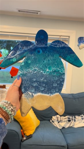 🐢 Nantucket Sand Turtle Resin Art 🌊 Can you even handle this Nantucket turtle?! I took some beautiful beach sand and poured a few layers of ocean-inspired blue resin to bring this little guy to life. But the real magic? Adding some texture! I experimented by lightly misting isopropyl alcohol on the curing resin, and it created these super cool, organic divots and dimension. It almost looks like the water rippling over the sand! I’m absolutely obsessed with how this piece turned out. It perfect