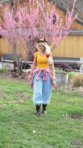 My first take trying this dance as Applejack! We moved to the sidewalk shortly thereafter, grass was too difficult and I kept looking at my feet lol #rainbowdashcosplay #applejackcosplay #raritycosplay #mylittleponycosplay #mlpcosplay #mlpfim #mylittleponyfriendshipismagic #cosplaytrio #cosplaygroup #rarijack #lgbtqia #wlw