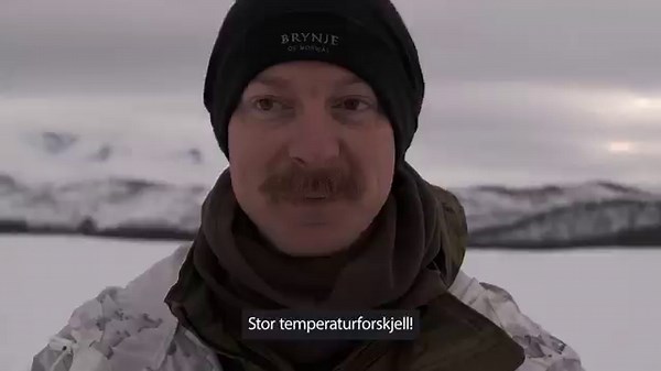 Gjør seg klare for øvelse Nordic Response 24: Se hvordan Hæren og Forsvarets vinterskole utdanner allierte styrker. De blir instruktører og kan dermed lære opp egen avdeling. Slik løftes deres evne til å slåss i et arktisk klima. Dette er avgjørende for at allierte styrker skal kunne hjelpe oss med å forsvare Norge. | Hæren