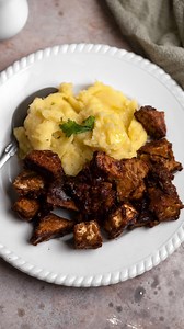 Boudin noir antillais vegan 3 tranches de pain rassis 100 ml de lait végétal 4 cives 2 oignons 1 bouquet de persil 300 g de haricots noirs précuits 2 c. à soupe de fécule de maïs 60 g de margarine fondue 60 ml de sauce soja 2 c. à soupe de piments confits Poivre au goût -Faire tremper le pain rassis dans le lait végétal. Faire revenir les cives, les oignons, et le persil. -Dans un grand saladier, ajouter les haricots noirs cuits, le pain rassis égoutté et les herbes. Mixer puis ajouter la margar