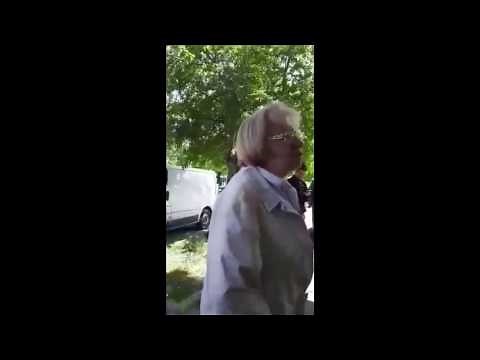 Une vieille dame raciste s'énerve contre un vigile de supermarché