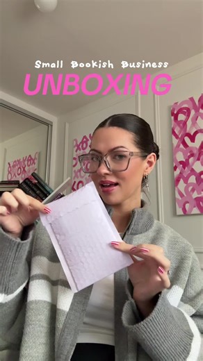 Never thought I would be a kindle grip girly but @LUNARCULTDESIGN ⏾ has turned me 🩷✨ #bookishgifts #kindlegrip #popsocket #bookishsmallbusiness #booktok