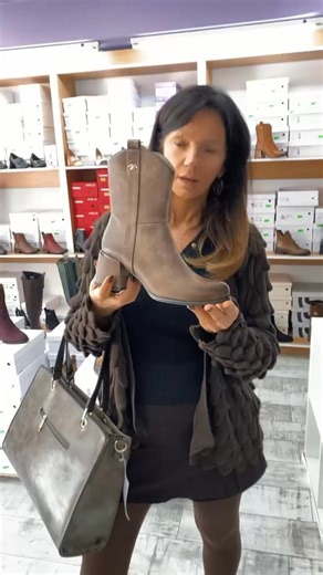 ✨ Przepiękne nowości ✨ Buty na obcasie 5 cm w modnym kolorze khaki – idealne do jesiennych stylizacji 🍂👢 Do tego nowe torebki w 4 kolorach – cena tylko 119 zł 👜 Styl, wygoda i elegancja w jednym! 💚 #Nowości #StyloweButy #Khaki #Torebki | Sklep Świat Butów - Gniezno