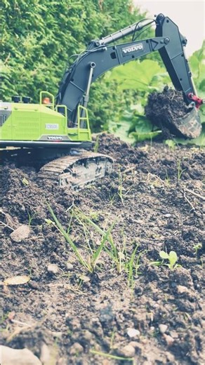 RC excavator Volvo closeup view digging #digging #volvo #rc #rcconstruction