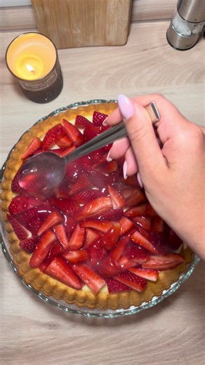 🍓 Erdbeerkuchen mit Vanillepudding Für den Boden: 3 Eier 100 g Zucker 1 Pck. Vanillezucker 185 g Mehl Backpulver 125 g geschmolzene Butter Für den Belag: Vanillepudding (nach Packungsanleitung) Erdbeeren 1 Pck. Tortenguss 👩‍🍳 Zubereitung: 1. Eier, Zucker und Vanillezucker schaumig schlagen. 2. Mehl und Backpulver sieben und unterheben. 3. Geschmolzene Butter dazugeben und verrühren. 4. In eine gefettete Form füllen und bei 180 °C Ober-/Unterhitze ca. 20–25 Minuten backen. 5. Auskühlen lassen.