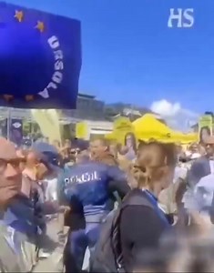 🇪🇺 De EU’s definitie van ‘vrijheid’ in actie Ursula von der Leyen zegt trots tegen demonstranten: “Gelukkig leven jullie in een vrij land.” ⏱️ Nog geen 15 seconden later worden diezelfde demonstranten met geweld door agenten weggevoerd. 📌 Vrijheid van meningsuiting? Alleen als je het met haar eens bent. 📌 Tolerantie? Alleen zolang je zwijgt. Welkom in het nieuwe Europa, waar kritiek gelijkstaat aan bedreiging – en waar vrijheid een holle leuze is geworden. Dit is geen democratie meer. Dit is