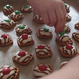 Hershey Kiss Pretzels - A quick treat the kids will love to share! Get the FULL RECIPE --> http://myheavenlyrecipes.com/hershey-kiss-pretzels/ | Heavenly Recipes & Crafts