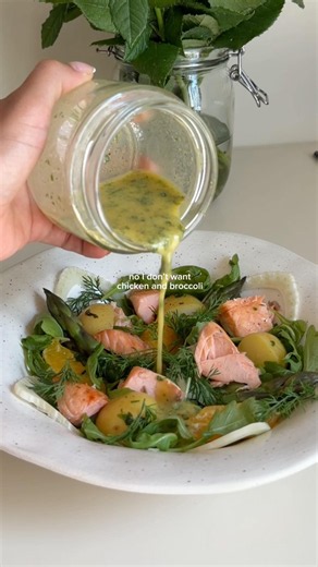 orange salmon salad - full recipe on IG #salad #saladrecipe #summersalads #highprotein #healthyfood