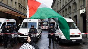 Bei Pro-Palästina-Demo: Demonstranten gehen auf Polizisten los