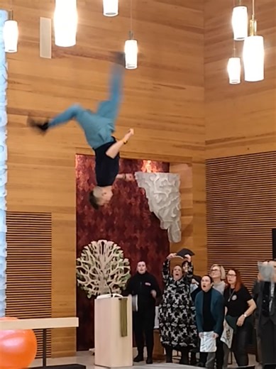 Sirkusta kirkossa! Teemu Skön ja Lassi Tauriainen @duocolor_express #circus #carminaburana Temppeliaukion kirkko 10.2. klo 19