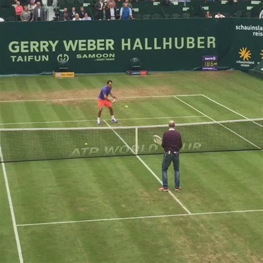 🔙 When Roger Federer played with a journalist and he dropped a tweener on Roger 🤣😭Roger couldn’t stop laughing 🤣