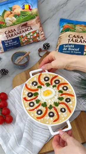 Salata de boeuf devine mai ușoară cu mixul Casa Țărănească: legume gata pregătite, gust autentic și textură perfectă. Ideală pentru sărbători sau pentru poftă de ceva clasic. 🥗✨🥕 Rețetă de Nicoleta Catargiu. Ingrediente • 800 gr. carne de vită (rasol de vită, pulpă de vită) • Amestec de legume pentru salata boeuf Casa Țărănească • 3-4 castraveți murați tăiați în cubulețe • Pentru maioneză: 2 gălbenușuri fierte, 2 gălbenușuri crude, 200-250 ml. ulei de floarea soarelui, 1 lingură de muștar, 1 l